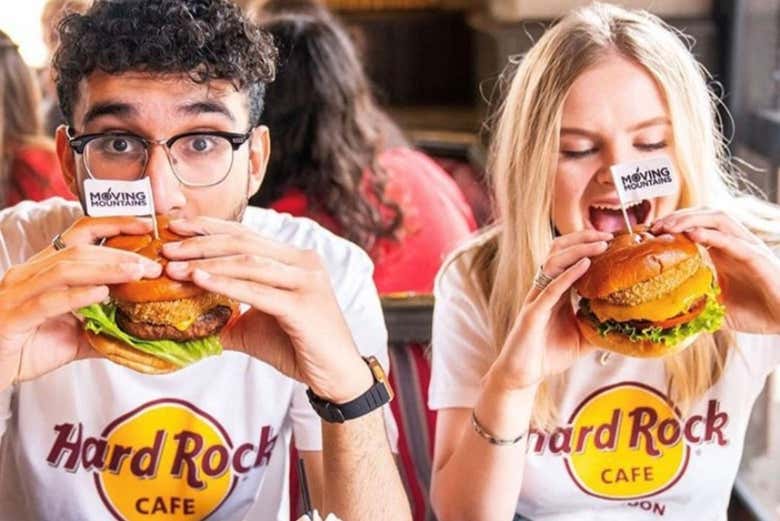 Una pareja disfrutando de unas hamburguesas