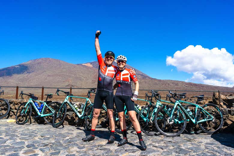 In posa vicino alle biciclette