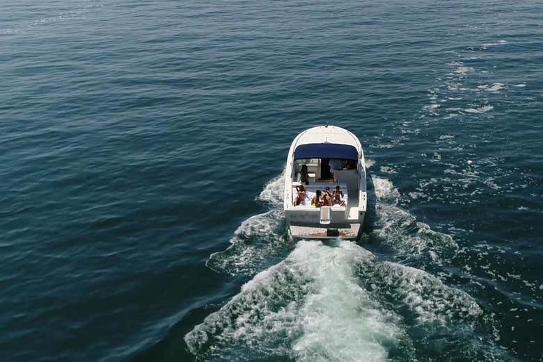 Yate por las costas tinerfeñas de Playa de San Juan