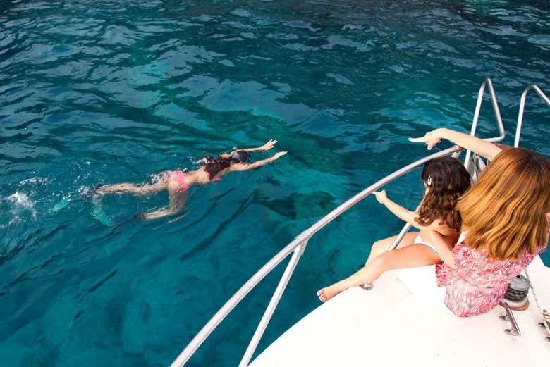 Disfruta del snorkel en calas y bahías de aguas cristalinas