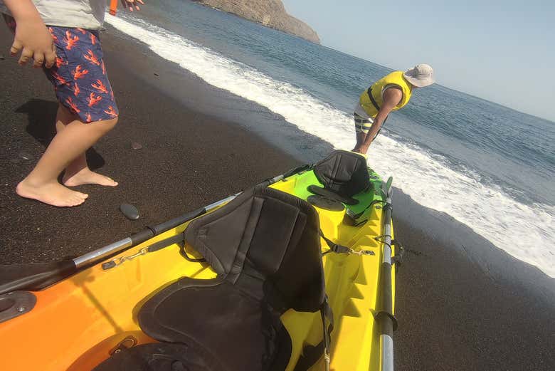 Entrando al agua con el kayak