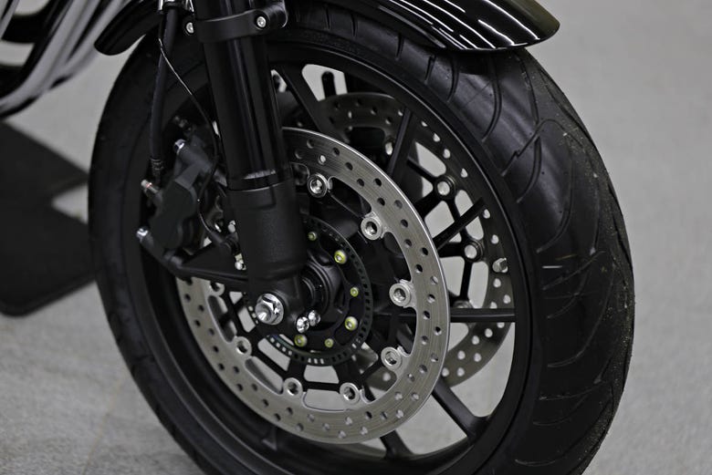 Detalle de la rueda de una moto