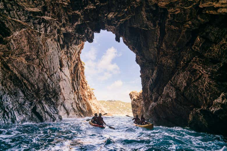 Explorando las cuevas en Es Figueral