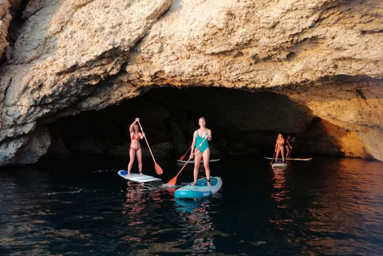 Amici praticando paddle surf nel nord di Ibiza