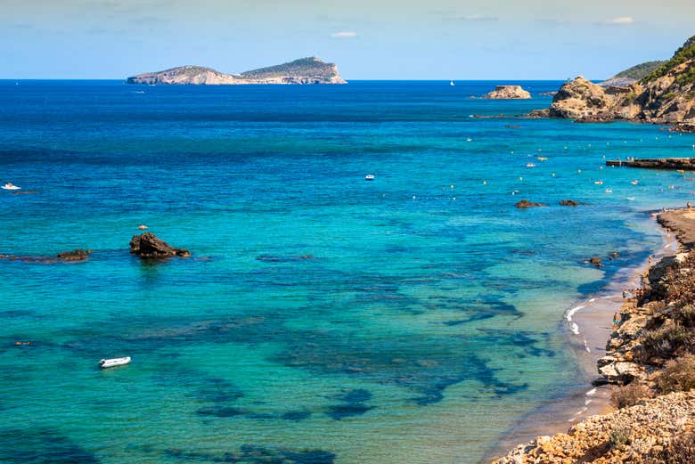 Aguas turquesas que bañan Es Figueral