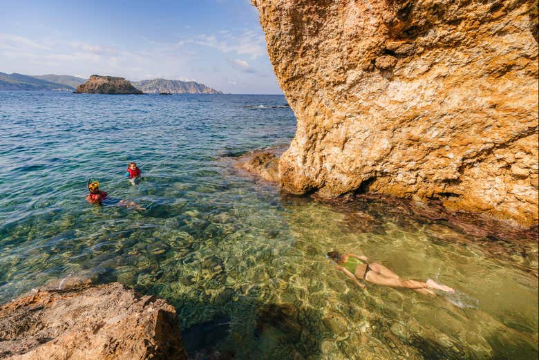 Haciendo snorkel en las aguas cristalinas de Es Figueral