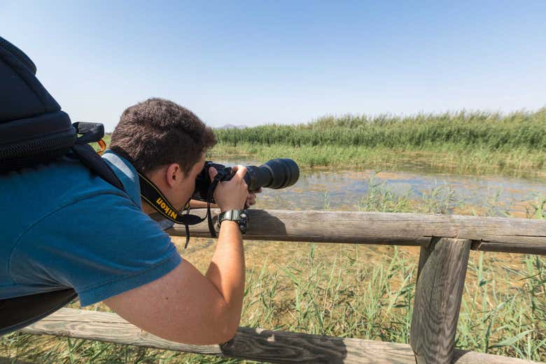 Turista scatta una foto ai paesaggi del Delta dell'Ebro