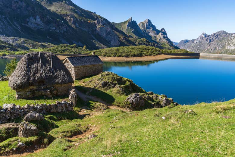 Un lago tranquillo della zona