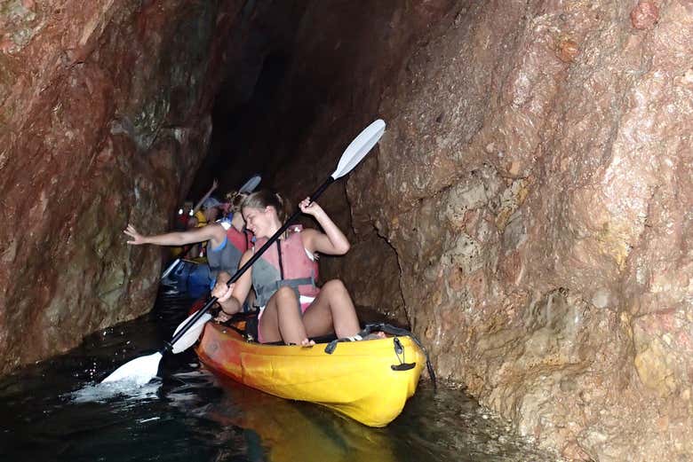 Explorando as grutas de Pollensa