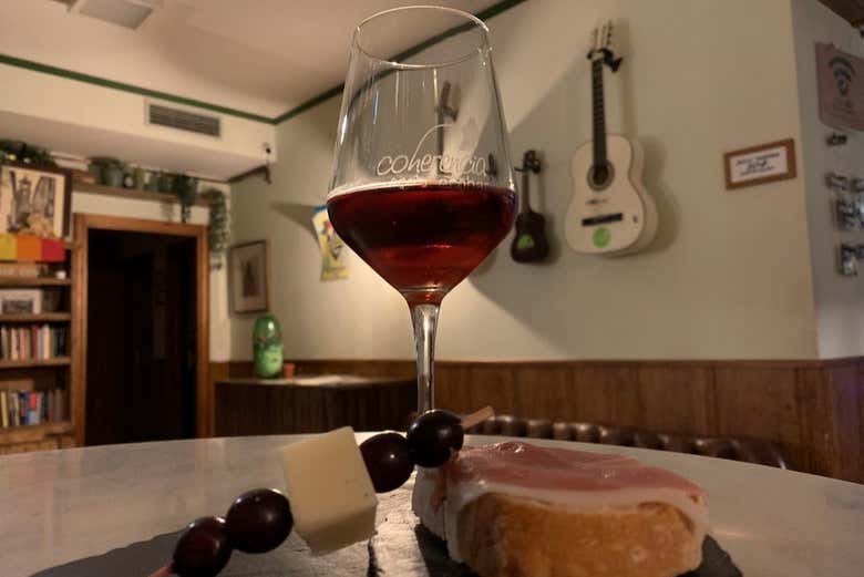 Dégustation de vins et de tapas dans un bar chaleureux