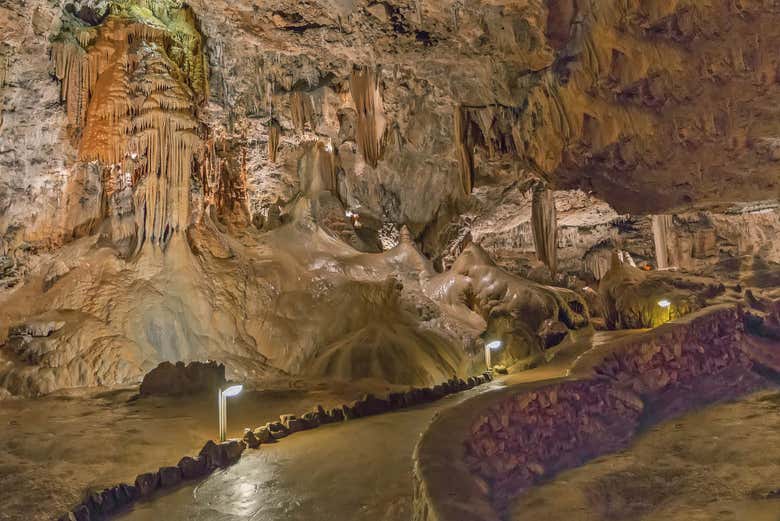Escultura natural fantasmagórica en la Cueva de Valporquero