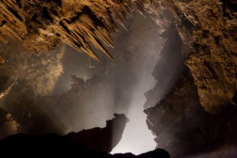 Luz del sol entrando por la cueva de Valporquero