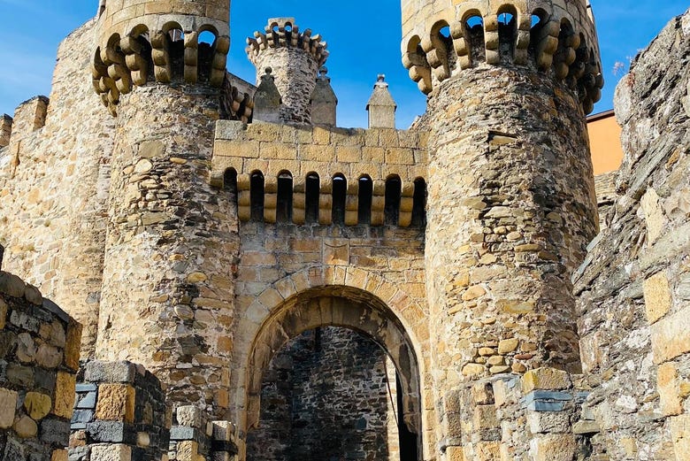 Portón de acceso al castillo de Ponferrada