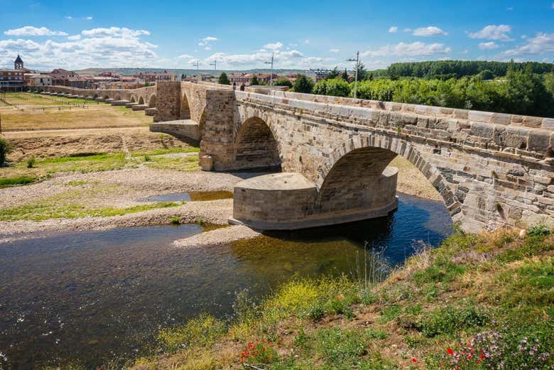 Pont médiéval traversant la rivière Órbigo