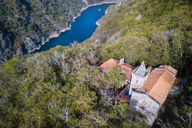 Vistas del río Sil y uno de los edificios religiosos de la Ribei