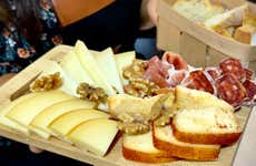 Tour por Pontevedra + Cata de vinos con maridaje