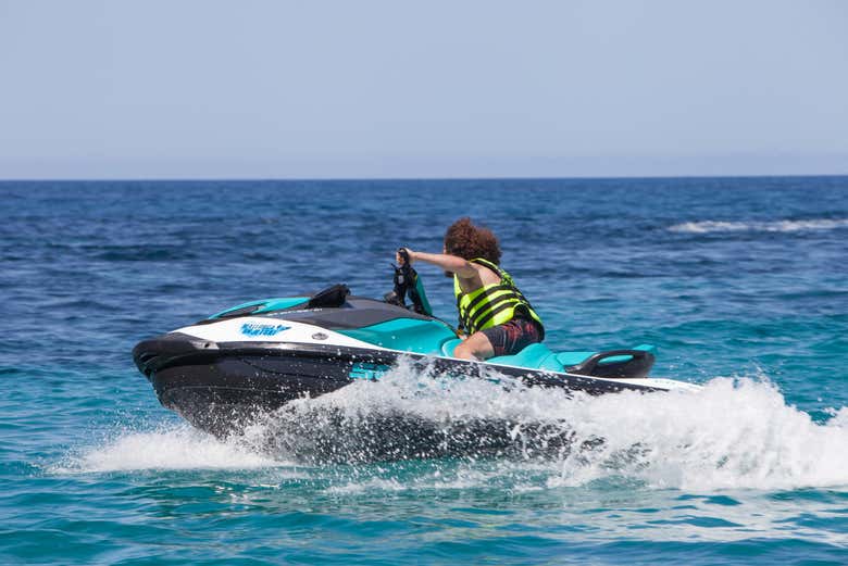 Disfrutando del tour en moto de agua