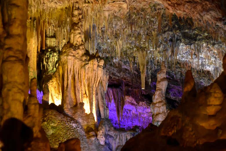 Detalles de las Cuevas Dels Hams