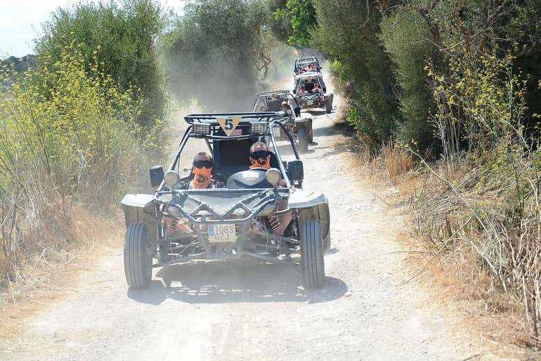 Pilotando los buggies por agrestes caminos de tierra