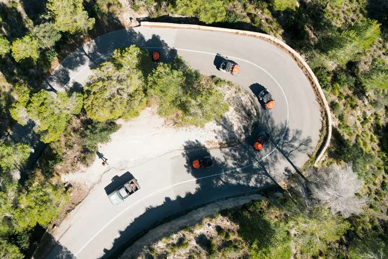 Vistas aéreas de los buggies por una carretera de Mallorca