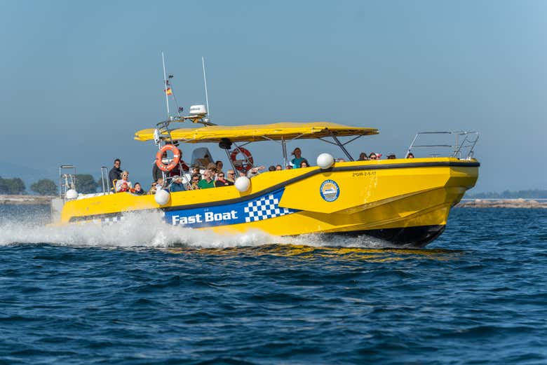 Embarcação navegando à ilha de Ons