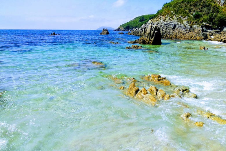 Praia de água cristalina na ilha de Ons