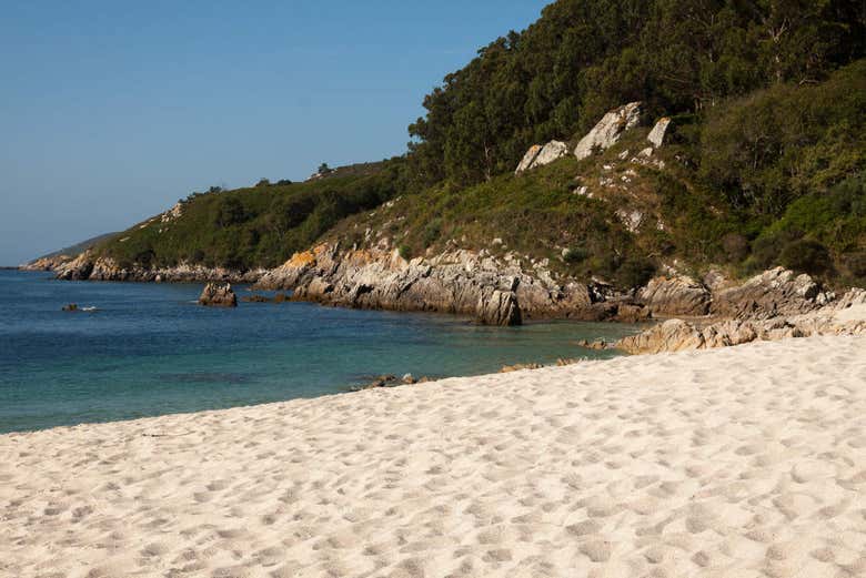 Combinación entre playa y montaña en la isla de Ons