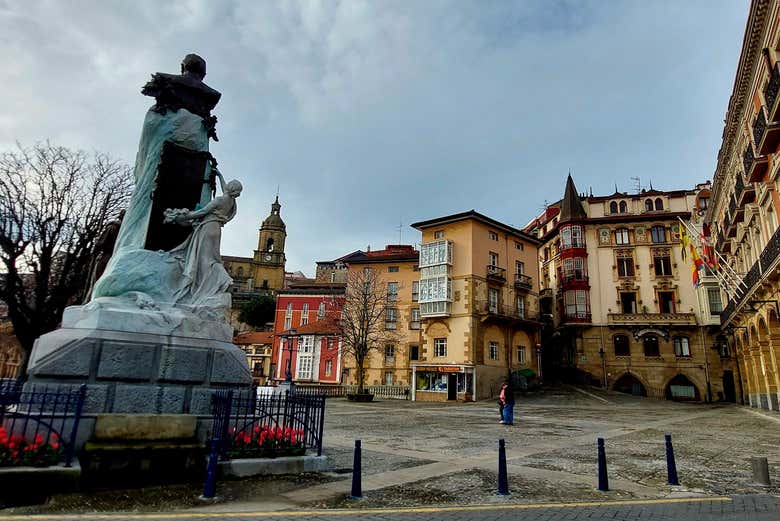 Monumento a Víctor Chávarri