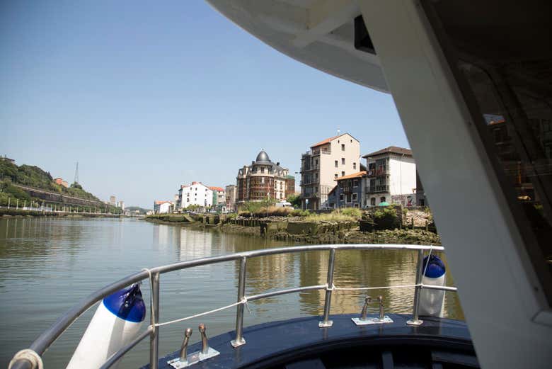 Navegando por la ría de Bilbao