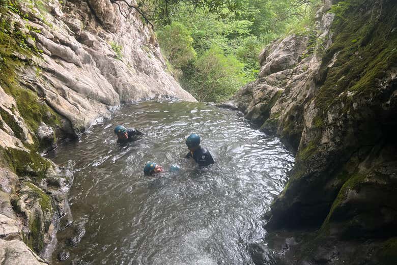 Nadando em uma das piscinas naturais do Navedo