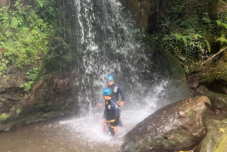 Tomando um banho de cachoeira