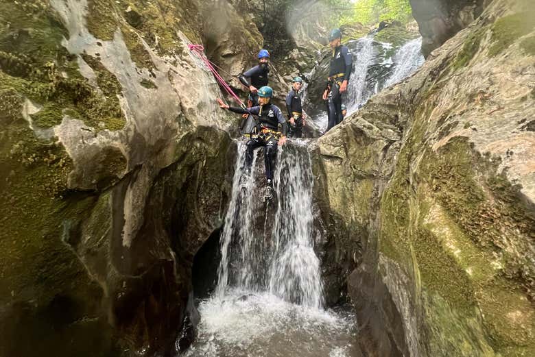 Praticando canyoning em grupo