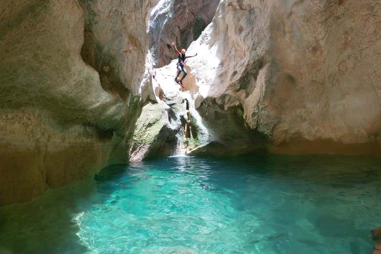 Un chapuzón en las aguas del barranco La Bolera