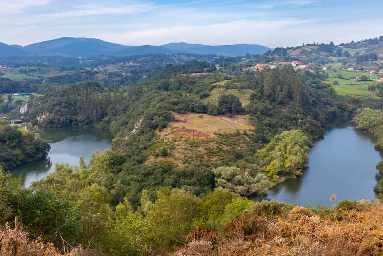 Paisaje del río Nora con Priañes de fondo