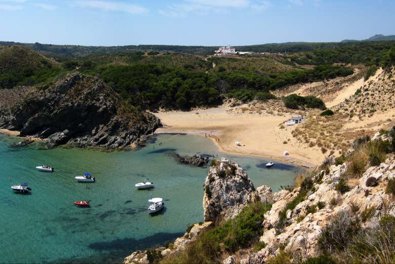 Le acque tranquille della costa settentrionale di Minorca