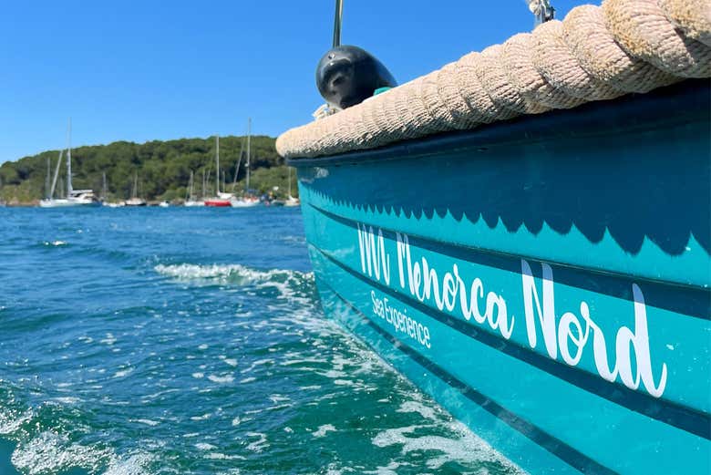 Saindo do bonito e tranquilo Porto de Addaia