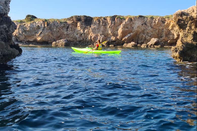 Tour en kayak por las aguas de Menorca