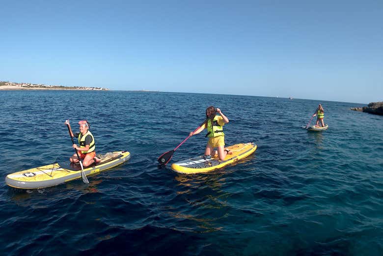 In ginocchio sulla tavola da paddle surf