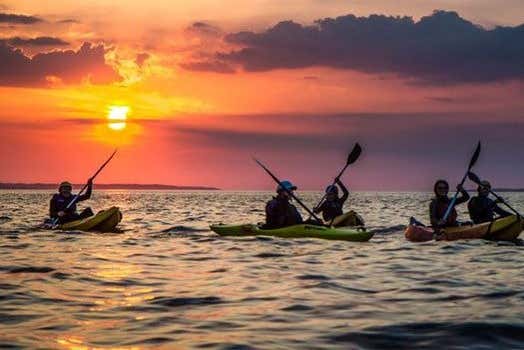 Remando in kayak al tramonto