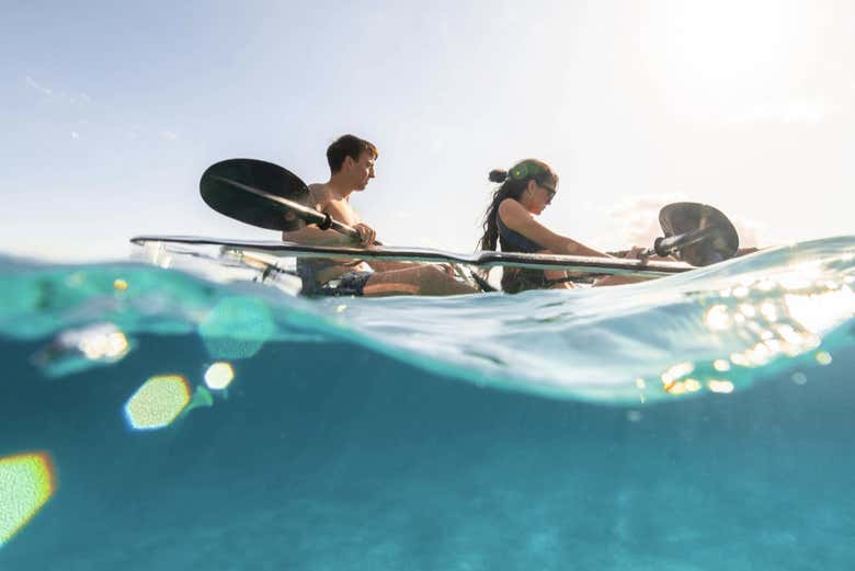 Pagayez dans les eaux minorquines dans un kayak trandsparente