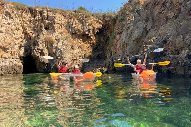 Remando en kayak transparente por Addaya