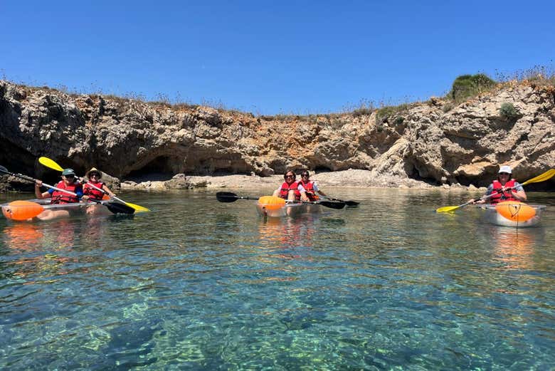 Disfrutando de la ruta en kayak transparente