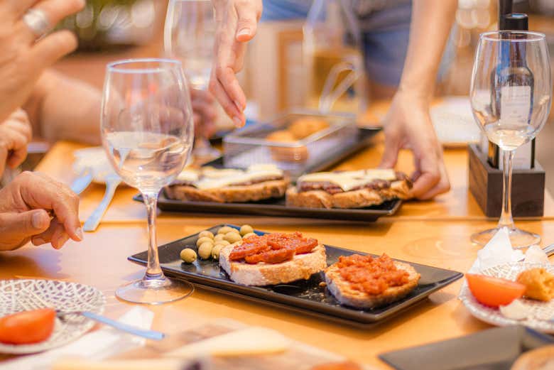 Degustación durante la visita a la quesería