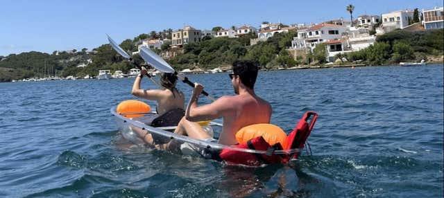 Balade en kayak transparent dans la baie du port d'Addaia et ses îles