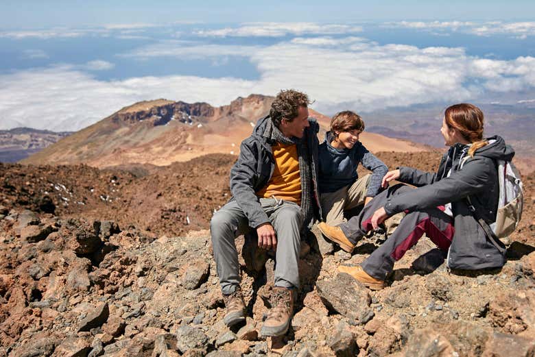 Una familia disfrutando de la excursión