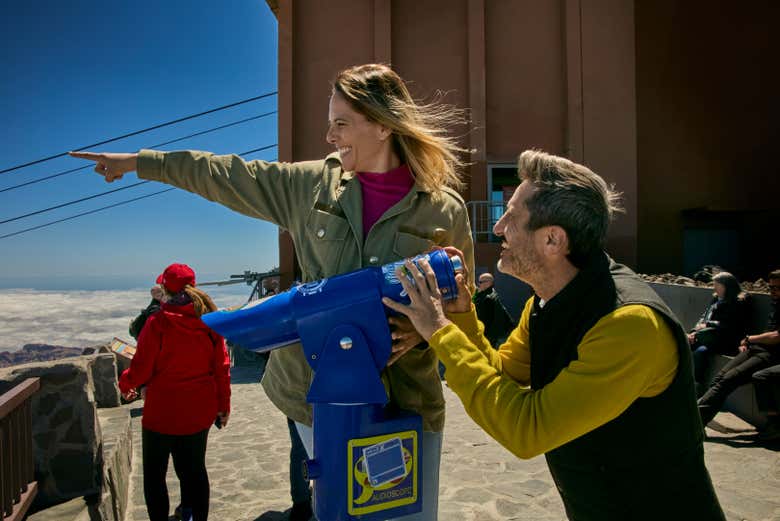 Una familia disfrutando de la excursión