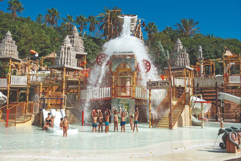 Disfrutando de una de las atracciones acuáticas de Siam Park