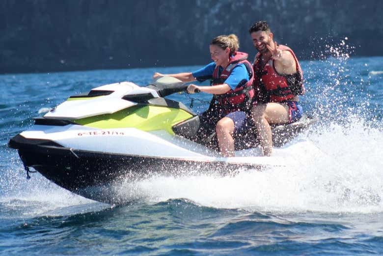 Disfrutando en las motos de agua dobles