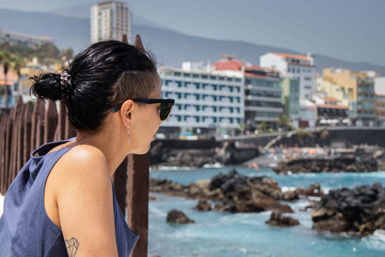 Contemplando las vistas que nos ofrece Puerto de la Cruz