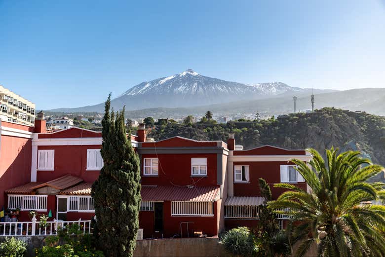 Contemplad las imponentes vistas del Teide nevado